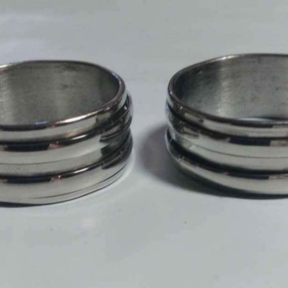 Men's Size 11 and 12  Fashionable Silver finish Band Ring - Picture 2 of 3
